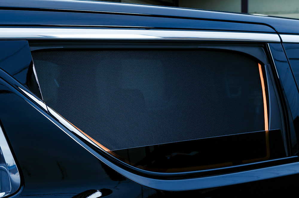 窓の開閉も可能でカンタン装着できる車種別 サンシェード Auto Messe Web カスタム アウトドア 福祉車両 モータースポーツなどのカーライフ情報が満載