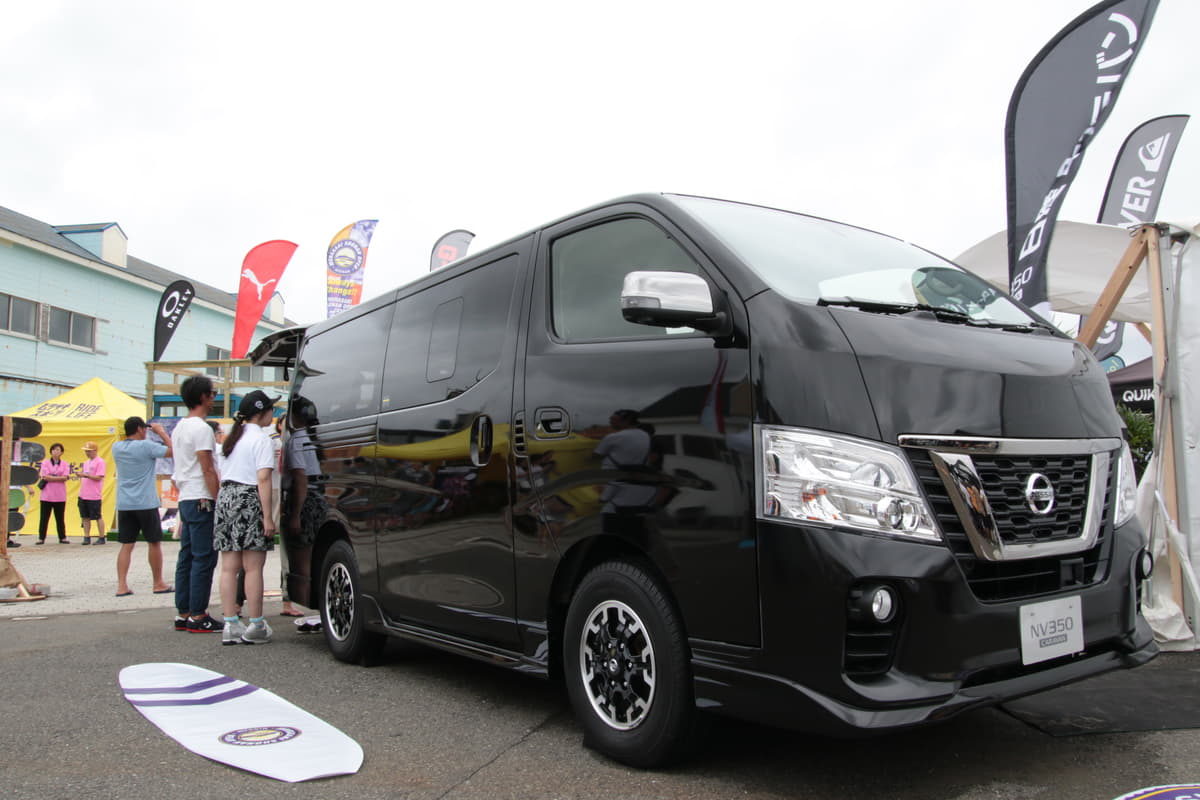 8月下旬発売 日産nv350キャラバンの新モデル アーバンクロム が鵠沼海岸に現る Auto Messe Web カスタム アウトドア 福祉 車両 モータースポーツなどのカーライフ情報が満載