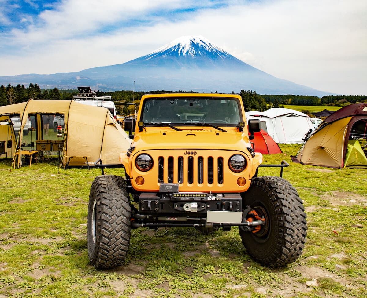 「シャコアゲJEEP」に「リアル軍用車」！「GO OUT CAMP」で見つけた個性派すぎるキャンパー4選 AUTO MESSE WEB