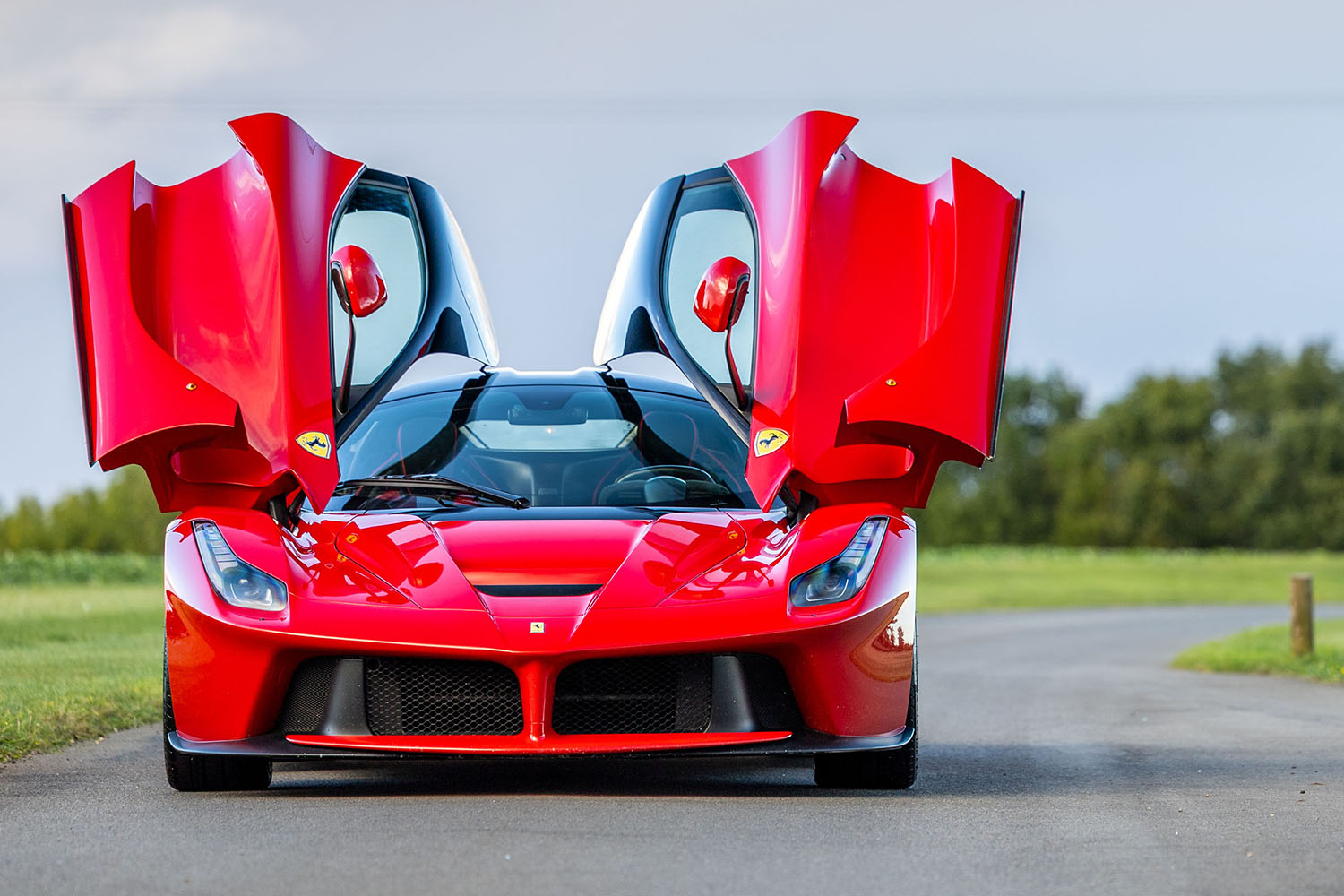 新車価格の2倍！ 3億3000万円で落札された「ラ フェラーリ」は4万キロ ...