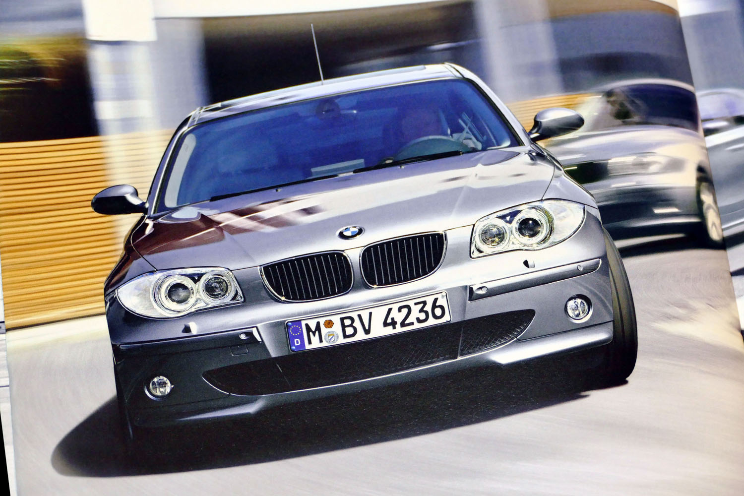 BMW初代「1シリーズ」は実用性より走り重視!? 新時代を開拓したコンパクトハッチバックを振り返ろう | AUTO MESSE  WEB（オートメッセウェブ） 〜クルマを文化する 〜