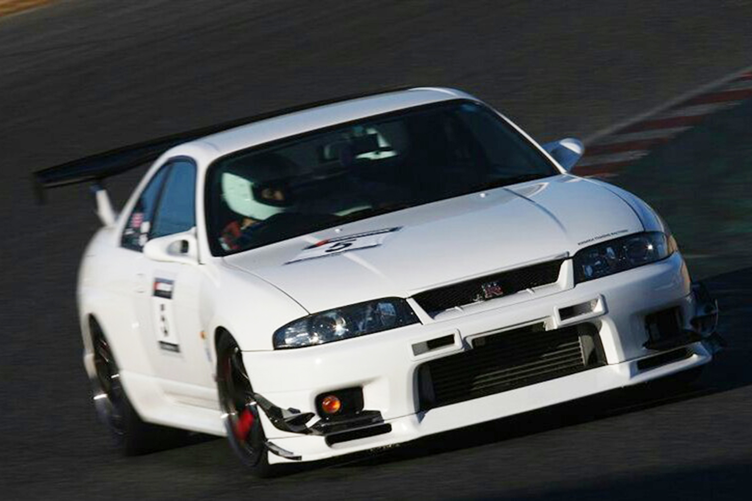 スカイライン「R33 GT−R」で筑波1分切り！ 二度手間のないユーザー