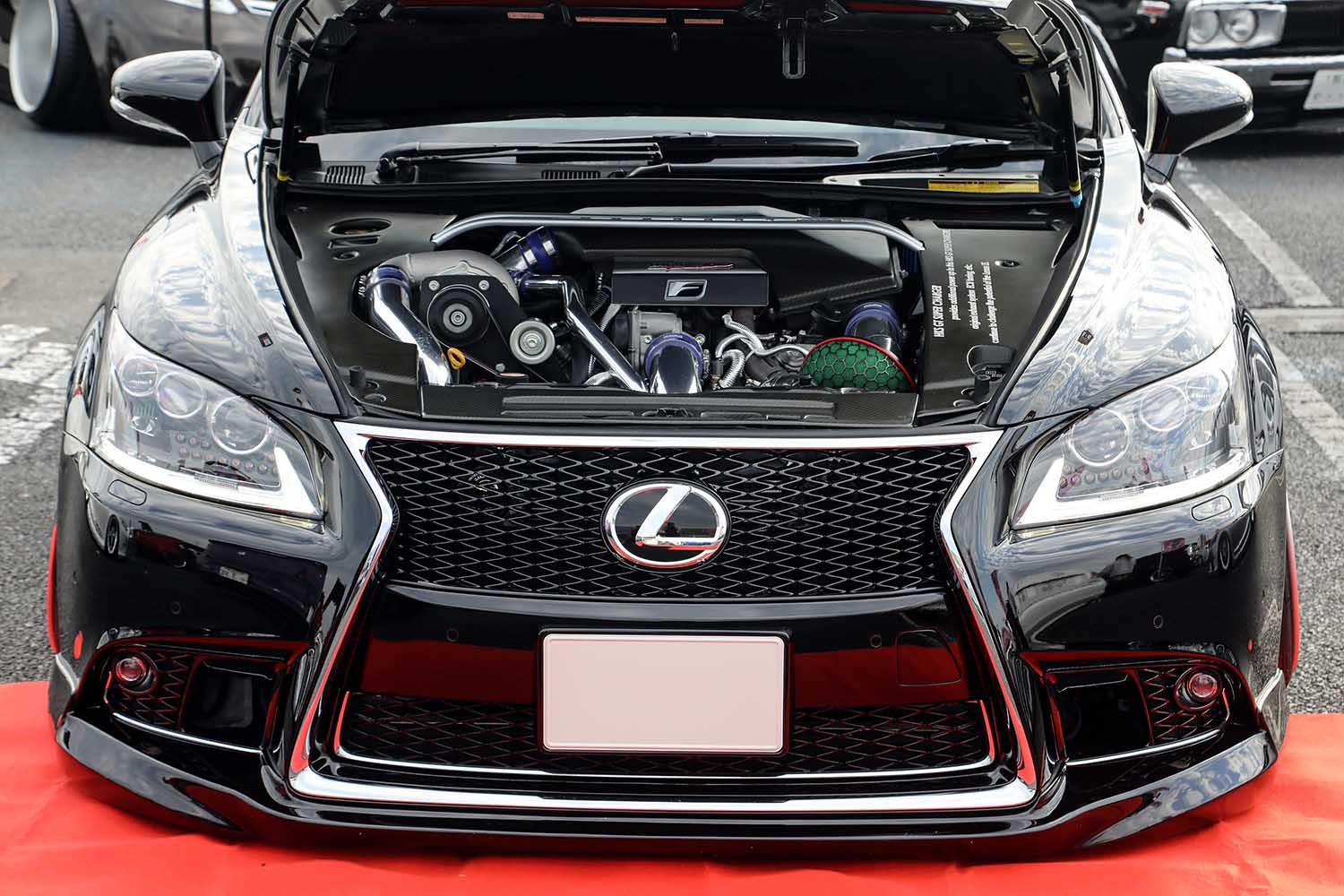 レクサス「LS460」にHKSスーパーチャージャーをセット！ 昭和世代に