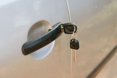 昭和の時代は、キーを鍵穴に差し込みドアを開け、車内では棒状のノブを下げてロックするのがデフォルトだった