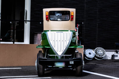 アラコの小型電気自動車「エブリデーコムス」のシャシーにオリジナルデザインのボディを架装