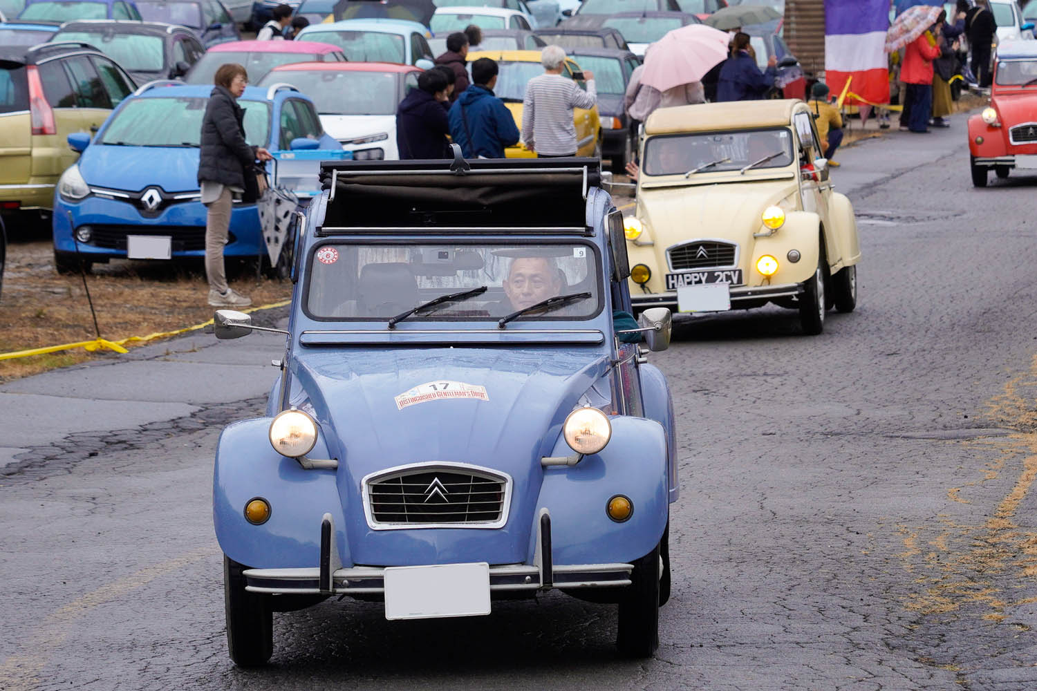 シトロエン「2CV」を引き継いで8年。シフトレバーが抜けてもなんとかなると笑うプロカメラマンが狙うのは「純正ルーフキャリア」 | AUTO MESSE  WEB（オートメッセウェブ） 〜クルマを文化する 〜