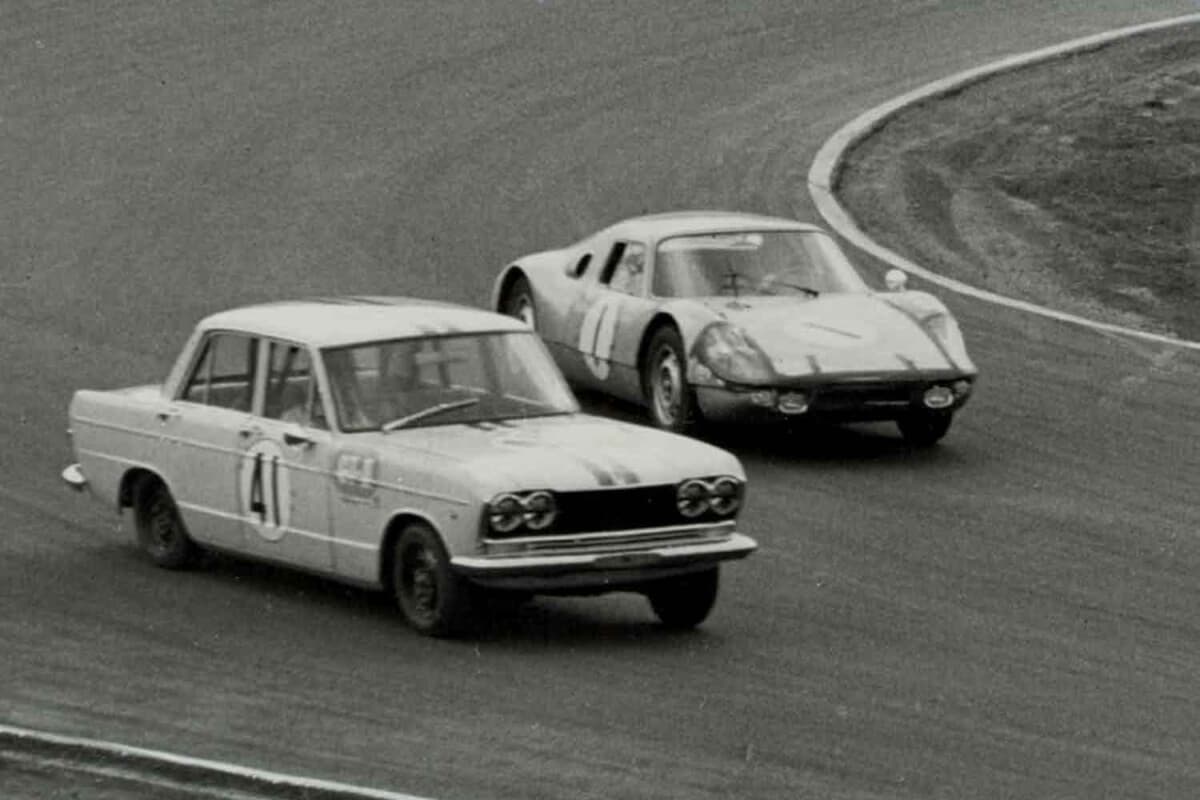 1963年の日本グランプリでの一コマ。スカイラインGTが一瞬だけポルシェ904GTSを抜いた