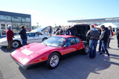 特別展示エリアでフェラーリ365GT4BBのエンジン開帳に好き者が集まる