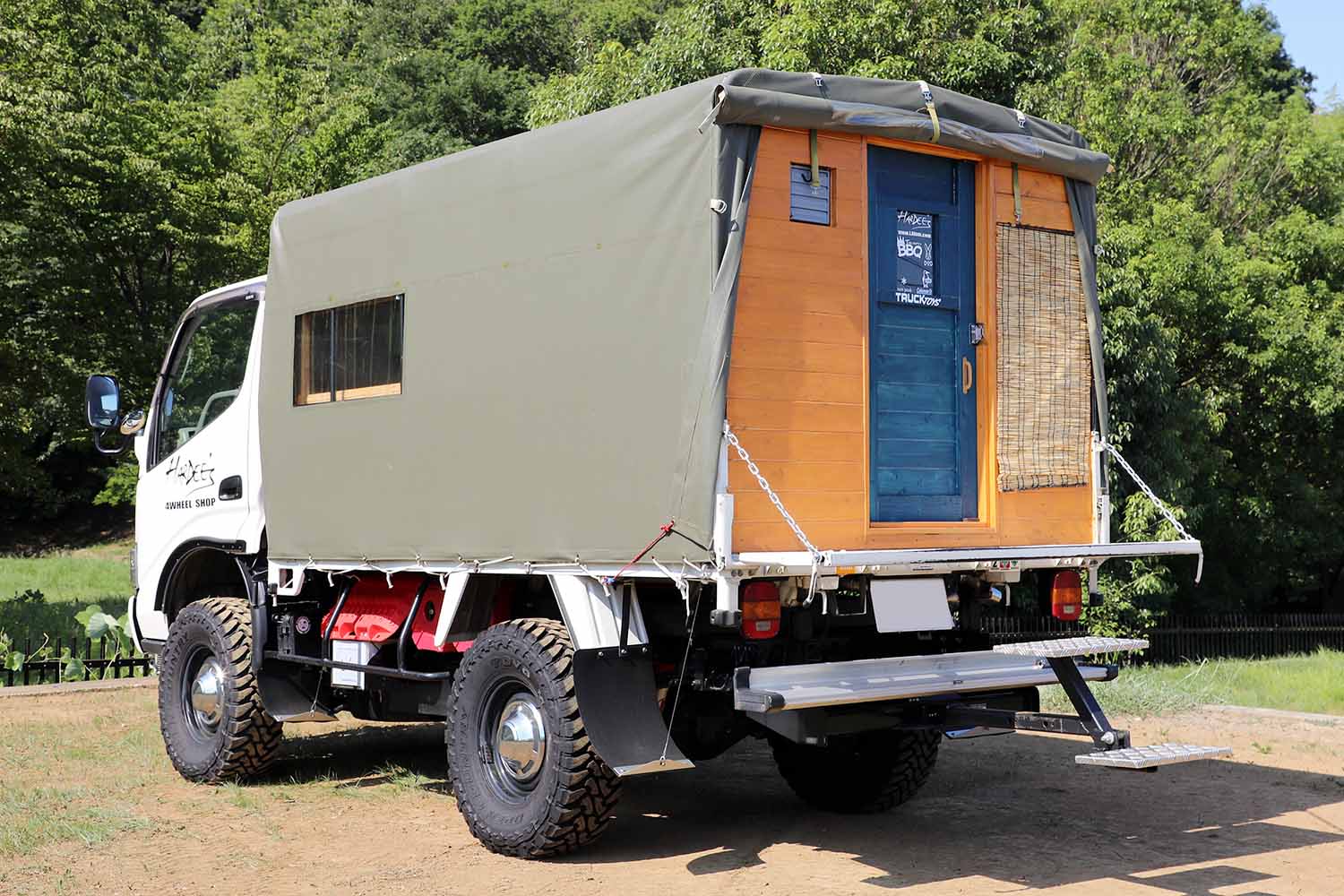 トヨタ「トヨエース」を自衛隊風にリメイク！ 小型トラックの荷台に小屋をのせてキャンピングカーに仕立てました | AUTO MESSE  WEB（オートメッセウェブ） 〜クルマを文化する 〜