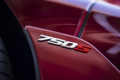 マクラーレン 750Sスパイダー：車両重量は1438kgと、720Sスパイダーより30kg軽くなっている