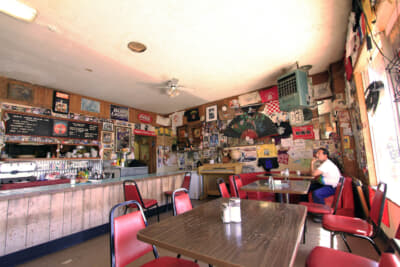店内も映画の雰囲気そのまま。サイドワインダー・カフェとして建設されたのは1950年ごろ、現在の名前になったのは1992年からだ