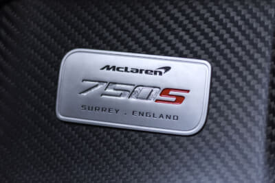マクラーレン 750Sスパイダー：運転席脇にはさりげなくプレートが備わる