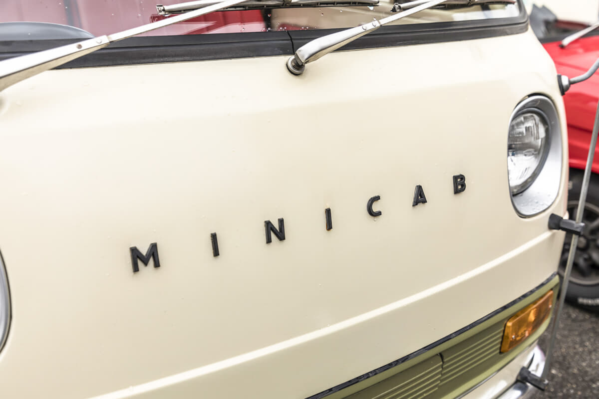 三菱 ミニキャブ：両ヘッドライトの間にはMINICABのエンブレムが備わる