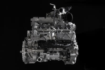 最高出力は、9000〜9750rpmで800ps、そしてエンジン最高回転数は1万rpmに達する