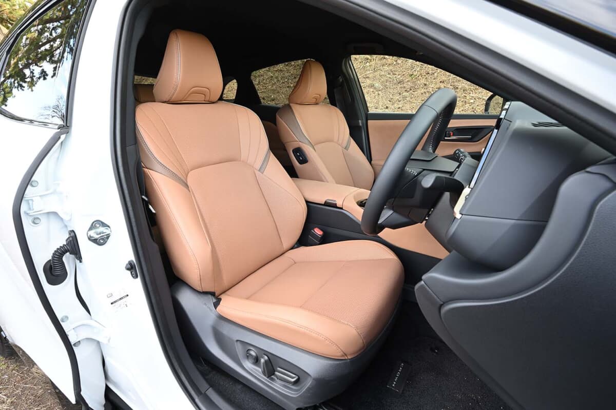 トヨタ クラウン スポーツ Z：ハイブリッドモデルは本革のスポーティシートを標準装備