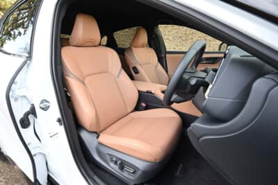 トヨタ クラウン スポーツ Z：ハイブリッドモデルは本革のスポーティシートを標準装備