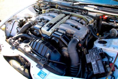 日産 フェアレディZ：フロントに搭載されている自然吸気エンジンはVG30DE型のV型6気筒で、排気量は2960cc。最高出力は230ps/6400rpmとなる