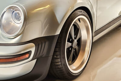 ポルシェ 911 DLSターボ：ゴールドのリムに5本スポークのホイールを装着する