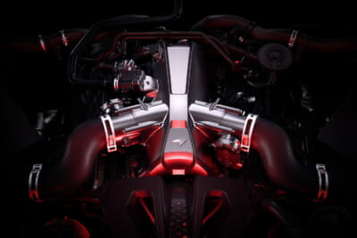 マクラーレン 750Sスパイダー：最高出力750ps／最大トルク800Nmの4L V8ツインターボを搭載。0-100km/h加速はクーペと同じ2.8秒