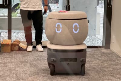 アイシンPARSチームと後藤 智教授が共同研究する自律配送ロボット、ピーボ