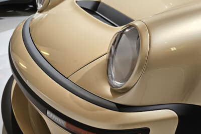 ポルシェ 911 DLSターボ：ゴールドのボディが特徴的