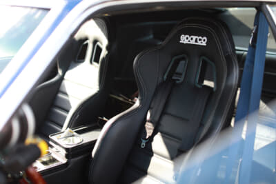 フォード マスタング マッハ1：シートはレカロの汎用品を活用。シートレールは純正に自作アダプターを活用してこのレカロを装着している