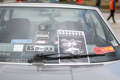 日産 スカイラインRS：中村さんが参加した数々のイベントや繋がりのあるステッカーがリアウインドウに貼られている