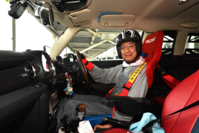 ひと月前にサーキットデビューした小山さん。「これからもサーキットを走行する機会を増やしたい」とのこと