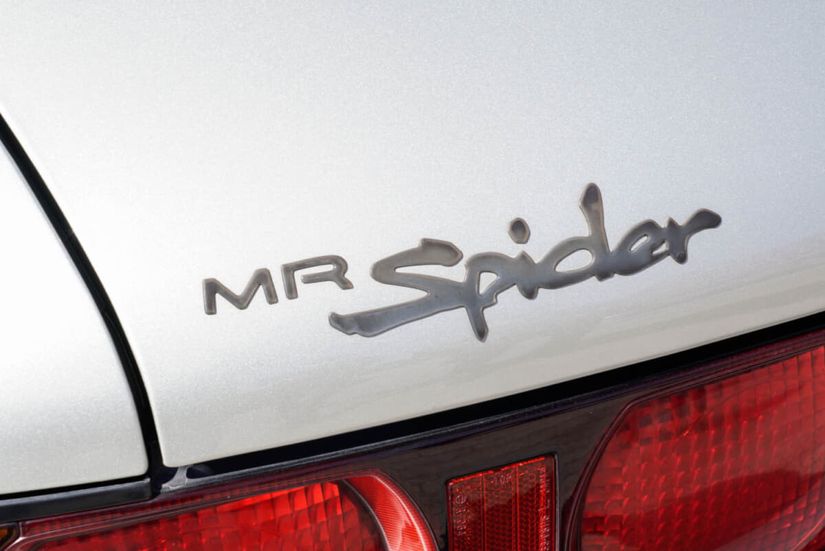 トヨタテクノクラフト MRスパイダー：100台にも満たない生産数、Spiderのエンブレムも誇らしげだ