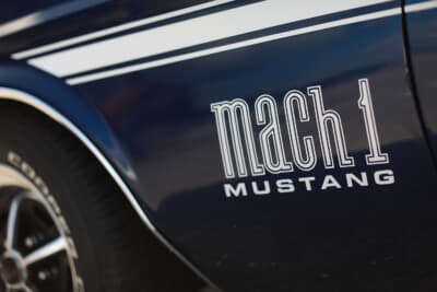 フォード マスタング マッハ1：このステッカーもマッハ1の装備品のひとつとして、正式に貼付されているもの