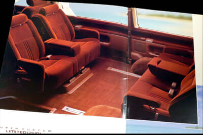 トヨタ ハイエース ワゴン：深いレッドカラーのシートを採用する。カタログは1992年のもの