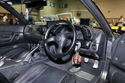 日産 R32 GT-R：インテリアはノーマル状態を綺麗な状態で保っている。普段は盗難対策のひとつとしてステアリングロックを装着し、タイヤロックもして対策万全