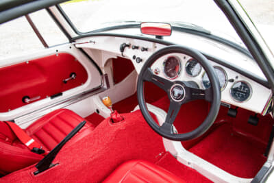 トヨタ スポーツ800：ホワイトの外装にレッドの内装は、エンドレスの故・花里 功会長のこだわり
