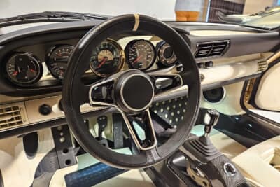 ポルシェ 911 DLSターボ：インテリアとコーディネイトされたカラーリングの円形ステリングホイール