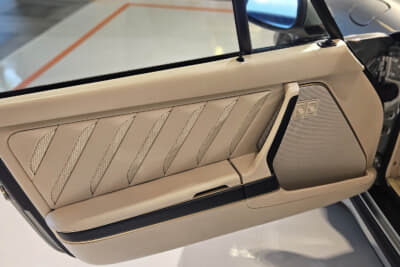 ポルシェ 911 ターボスタディ：ドアトリムに異素材を採用し、同系色にアクセントを加える