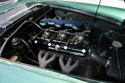 ブリストル406：直列6気筒エンジンの排気量は1991ccから2216 ccへと拡大。最高出力は105psにとどまったものの、低・中速域でのトルクは2L時代よりも高められた