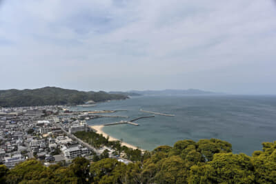 天守閣まで登ると眼下に広がる洲本の街並みや遠くの瀬戸内や大阪湾を見渡せる