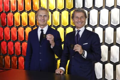 ラバッツァのCEOであるアントニオ・バラヴァッレ氏（左）とアウトモビリ・ランボルギーニの会長兼CEOのステファン・ヴィンケルマン氏（右）