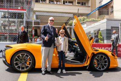 モナコ公国のアルベール2世とジャック公子がマクラーレン・アルトゥーラでF1モナコGPのオープニングラップを飾る
