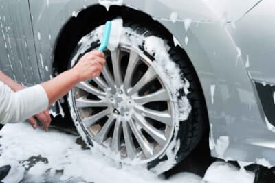 タイヤの汚れがひどい場合は、スポンジでザッと洗ったあとに、ブラシやたわしでこするといい