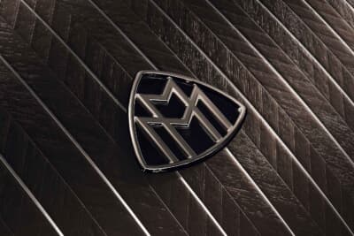 メルセデス・マイバッハ S 580ナイトエディション：インテリアに配されるマイバッハエンブレムには専用のダークシャドウグロスパーツを採用