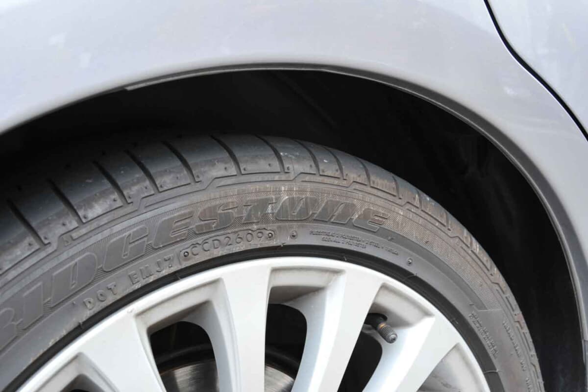 タイヤが茶色くなるのは、ブレーキダストや劣化防止剤が熱などでしみ出てきたものだ