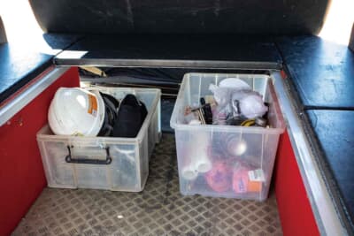 トヨタ ハイエース：ラゲッジの奥には、右側に工具類が入った収納ケース、左側にはヘルメットや安全靴が入った収納ケースをイン