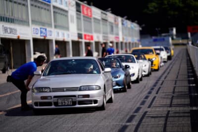イベントはパレードランでフィナーレ。F1も開催された岡山国際サーキットを愛車で満喫し、それぞれが思い出を写真に残していた
