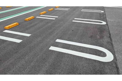 出先の駐車場では前向き駐車と後ろ向き駐車、どちらで駐車すべきか判断に迷うときもある