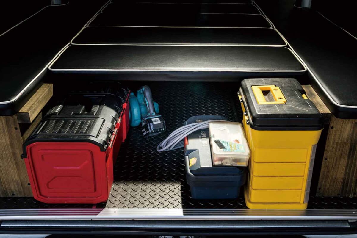 トヨタ ハイエース：電動工具類の入った収納ケースとボルトやネジの入った工具箱の周囲にブロアーや工具の入ったケースにコード類をセット