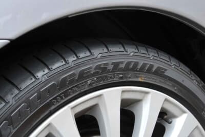 油性のタイヤワックスのなかにはゴムを劣化させかねない成分のものがあって、タイヤメーカーも注意喚起している