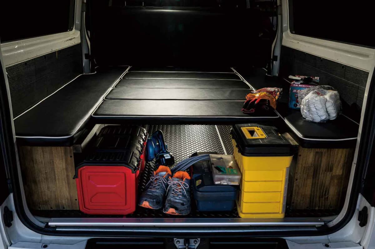 トヨタ ハイエース：ラゲッジ手前の空いたスペースに、安全靴。ベッドキット左右の台上に、手袋や軍手などの小物を置く