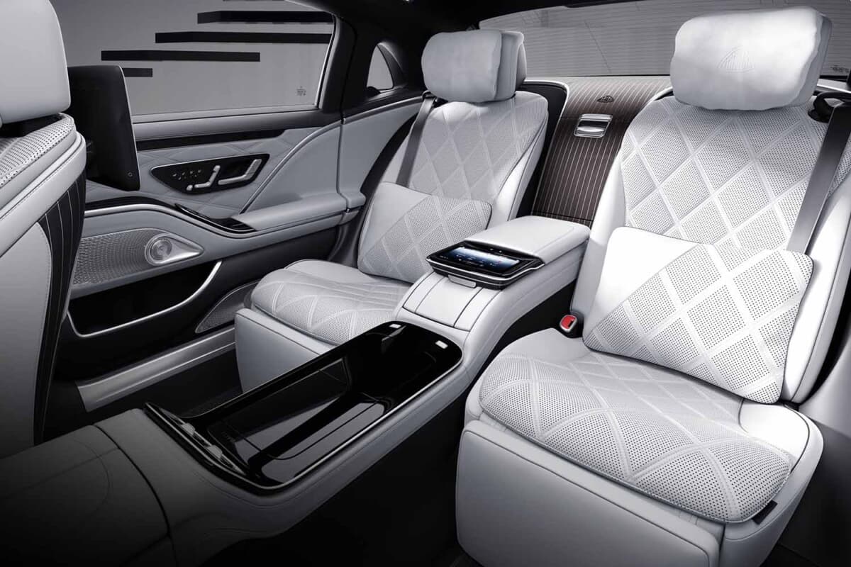 メルセデス・マイバッハ S 580ナイトエディション：専用の内装色となるディープホワイトとブラックパールのツートーンでコーディネートする
