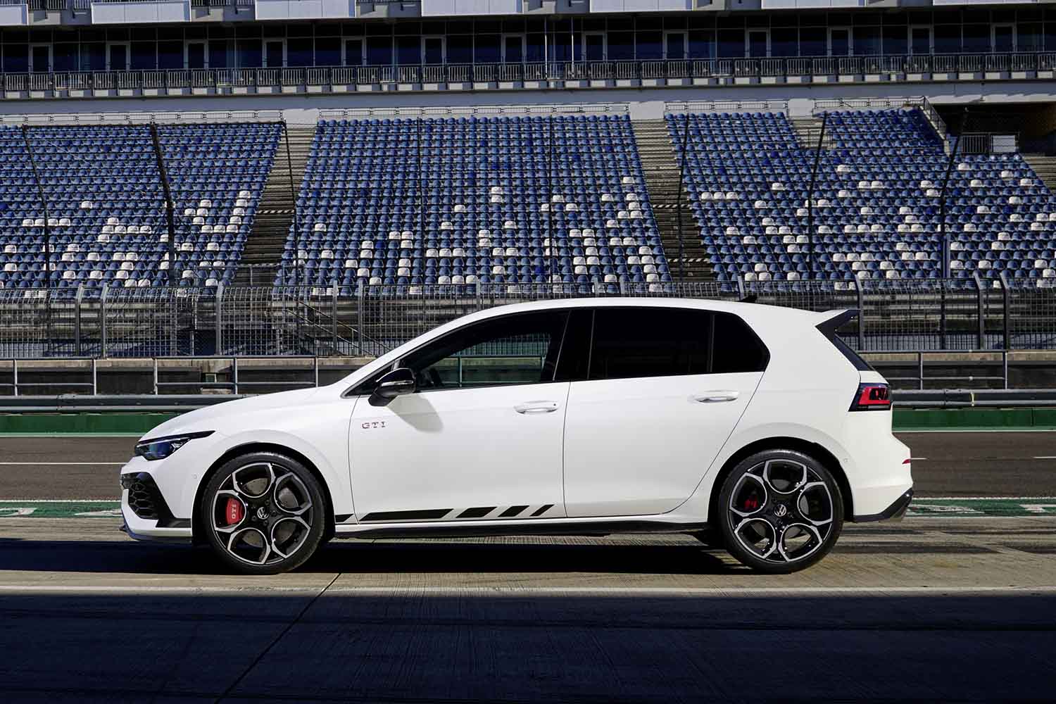 VW「ゴルフGTI」を改良して300馬力、最高速度267キロに！ 究極のFFホットハッチ「クラブスポーツ」がニュル24時間で発表されました |  AUTO MESSE WEB（オートメッセウェブ） 〜クルマを文化する 〜